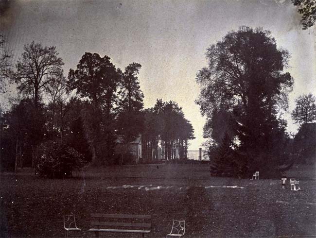 Chateau et Parc du Vivier, Park Scene, (chickens on lawn)