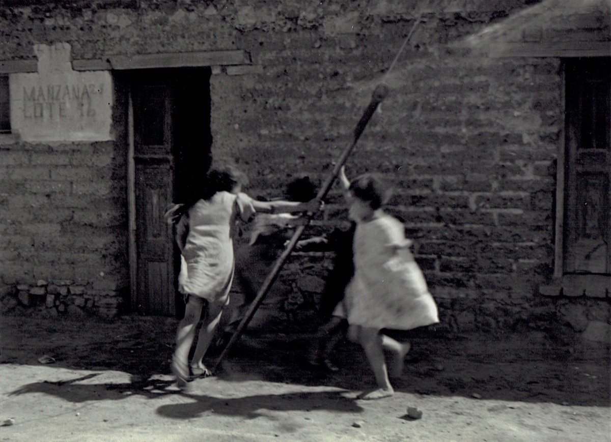 Jugando (Playing)