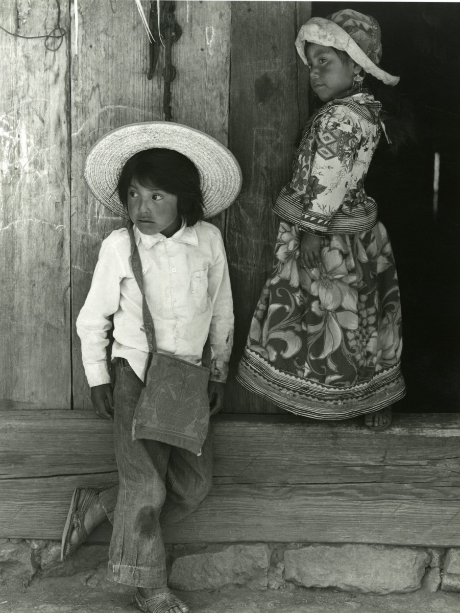 De la serie Nayari-Cora (Boy and Girl in Doorway)