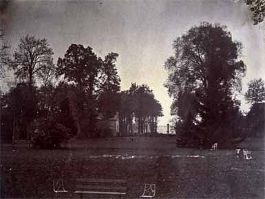 Chateau et Parc du Vivier, Park Scene, (chickens on lawn)
