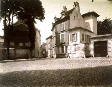 Senlis. Une cour du vieux Senlis