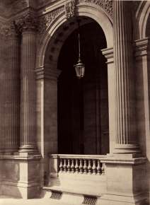 Lanterne suspendue (Cour Napoléon III)